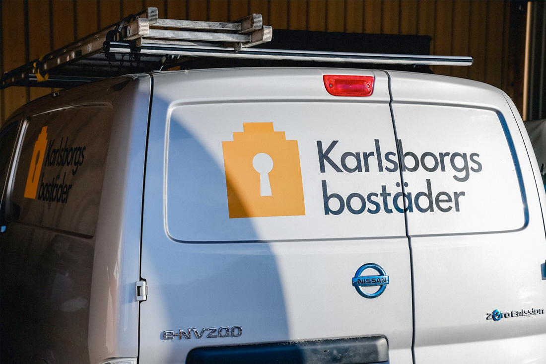 Foto på Karlsborgsbostäders fordon med logotyp av It's just me!